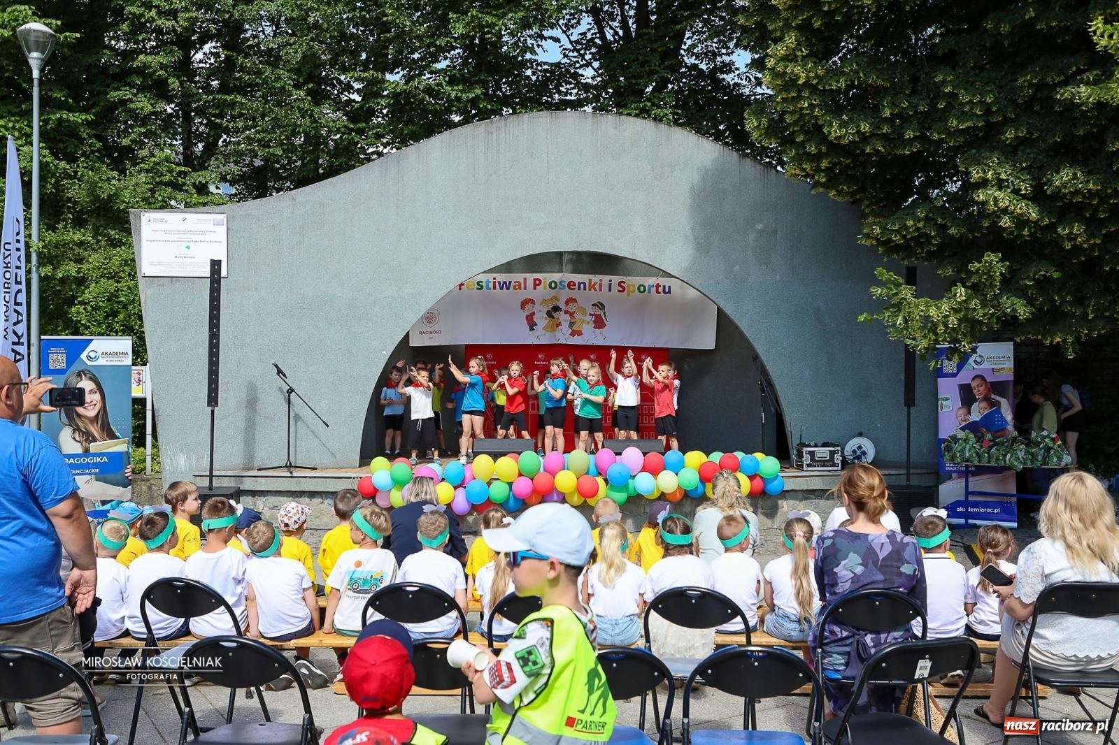 Zdjęcie w galerii na portalu naszraciborz.pl: Park Roth pełen dziecięcej energii. IV Festiwal Piosenki i Sportu za nami [FOTO i WIDEO] wiadomości z regionu