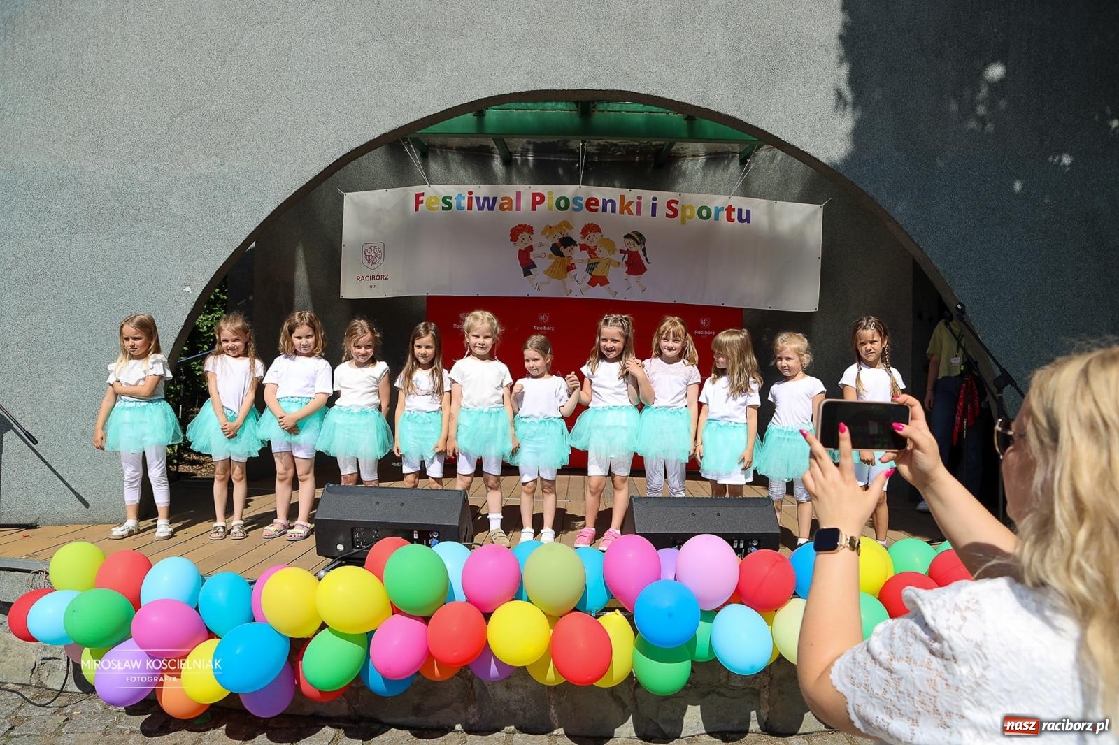 Zdjęcie w galerii na portalu naszraciborz.pl: Park Roth pełen dziecięcej energii. IV Festiwal Piosenki i Sportu za nami [FOTO i WIDEO] wiadomości z regionu