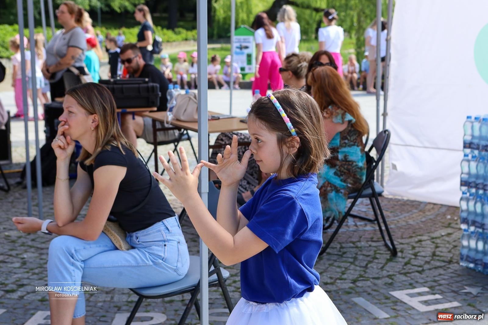 Zdjęcie w galerii na portalu naszraciborz.pl: Park Roth pełen dziecięcej energii. IV Festiwal Piosenki i Sportu za nami [FOTO i WIDEO] wiadomości z regionu