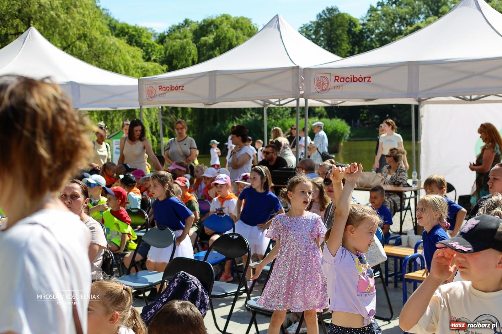 Zdjęcie w galerii na portalu naszraciborz.pl: Park Roth pełen dziecięcej energii. IV Festiwal Piosenki i Sportu za nami [FOTO i WIDEO] wiadomości z regionu