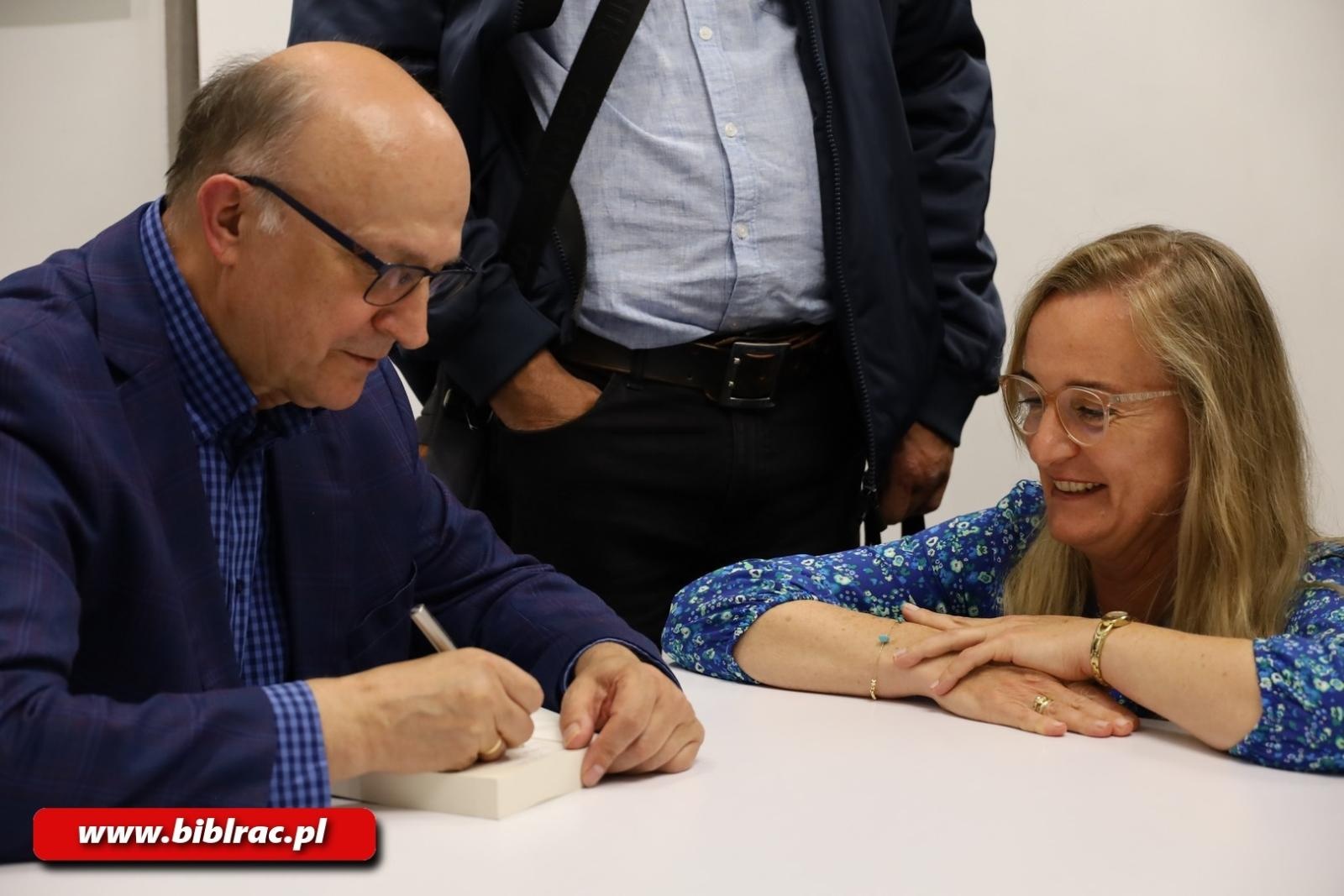 Zdjęcie w galerii na portalu naszraciborz.pl: Jak wygląda wena? Andrzej Biskup promował swoją nową powieść Miriam w bibliotece wiadomości z regionu