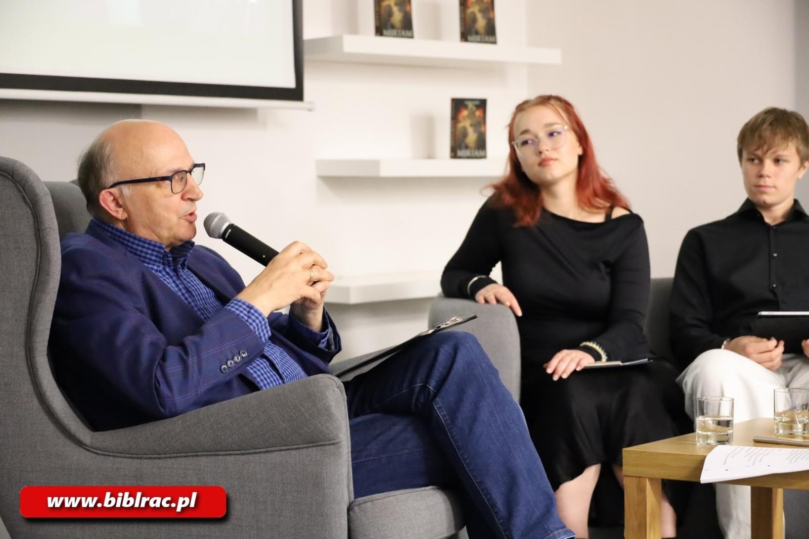 Zdjęcie w galerii na portalu naszraciborz.pl: Jak wygląda wena? Andrzej Biskup promował swoją nową powieść Miriam w bibliotece wiadomości z regionu