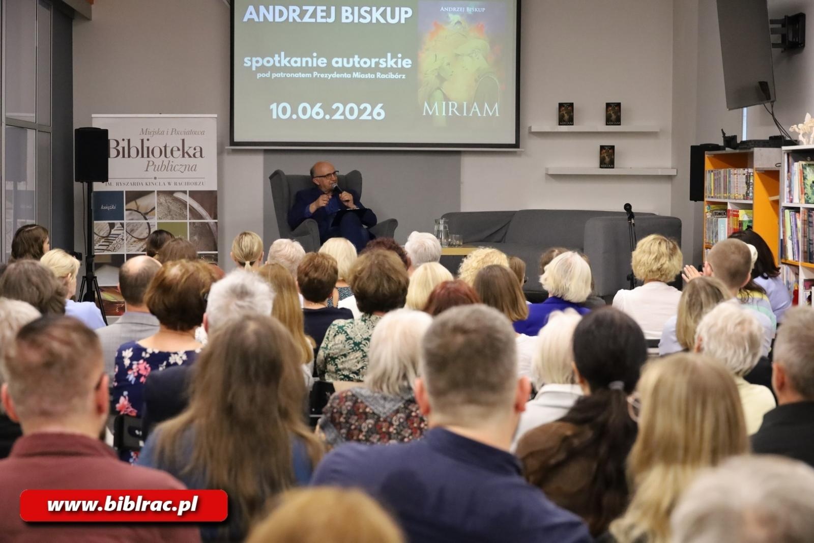Zdjęcie w galerii na portalu naszraciborz.pl: Jak wygląda wena? Andrzej Biskup promował swoją nową powieść Miriam w bibliotece wiadomości z regionu