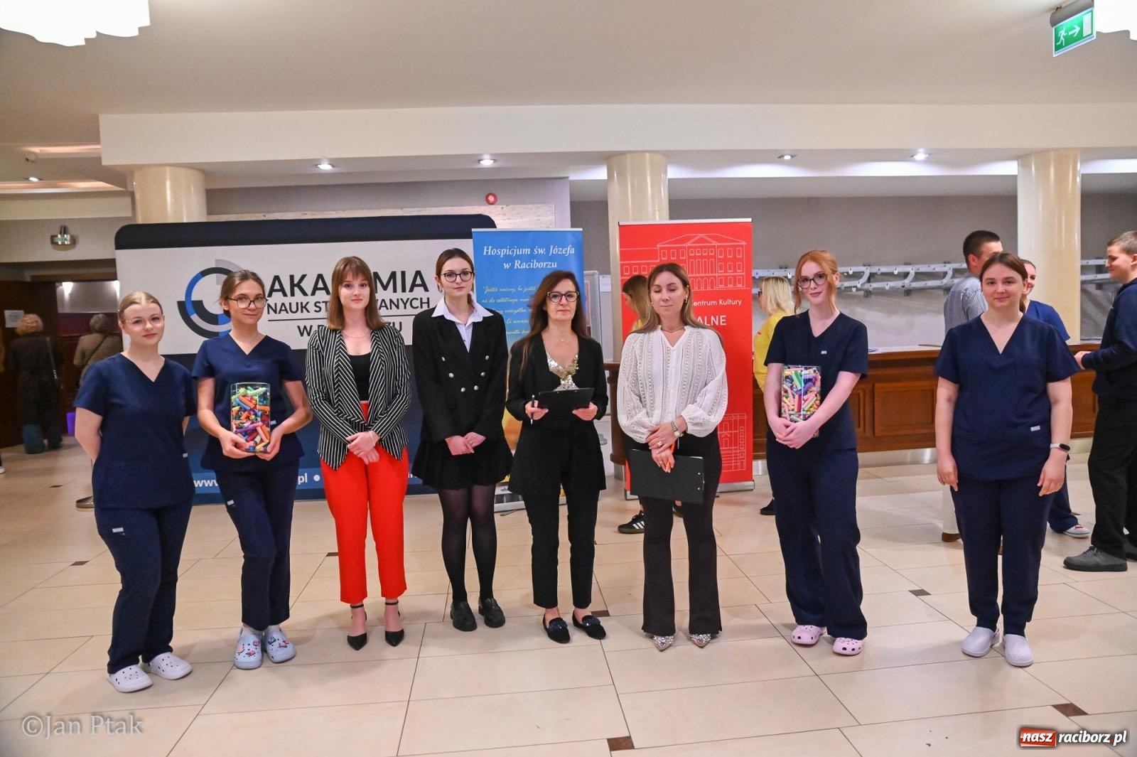 Zdjęcie w galerii na portalu naszraciborz.pl: Czepkowanie studentów pielęgniarstwa w Raciborzu. Symboliczny początek zawodowej drogi [FOTO i WIDEO] wiadomości z regionu