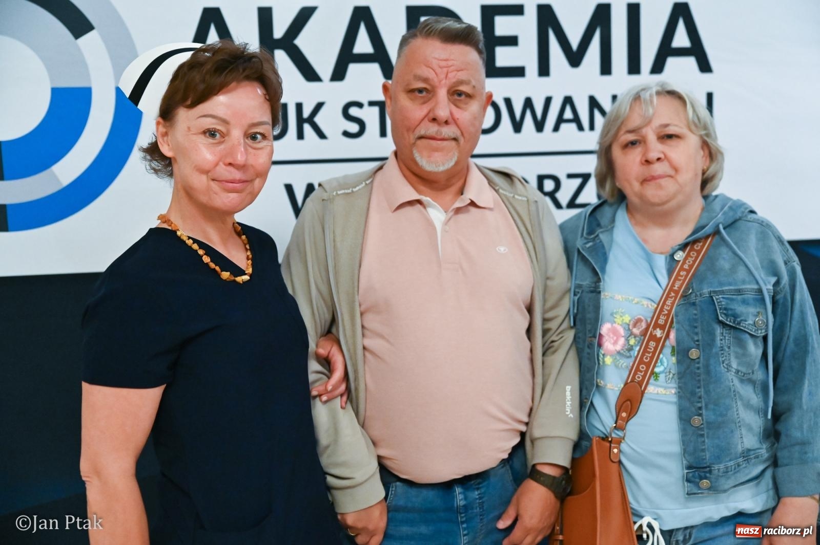 Zdjęcie w galerii na portalu naszraciborz.pl: Czepkowanie studentów pielęgniarstwa w Raciborzu. Symboliczny początek zawodowej drogi [FOTO i WIDEO] wiadomości z regionu