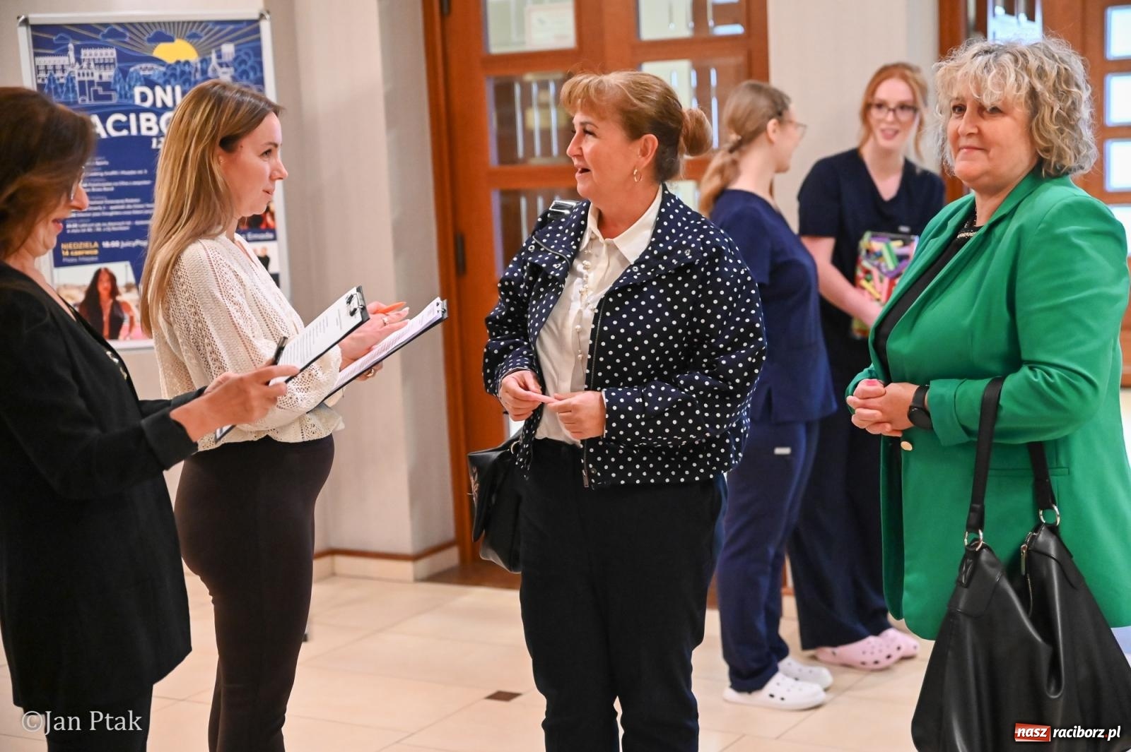 Zdjęcie w galerii na portalu naszraciborz.pl: Czepkowanie studentów pielęgniarstwa w Raciborzu. Symboliczny początek zawodowej drogi [FOTO i WIDEO] wiadomości z regionu