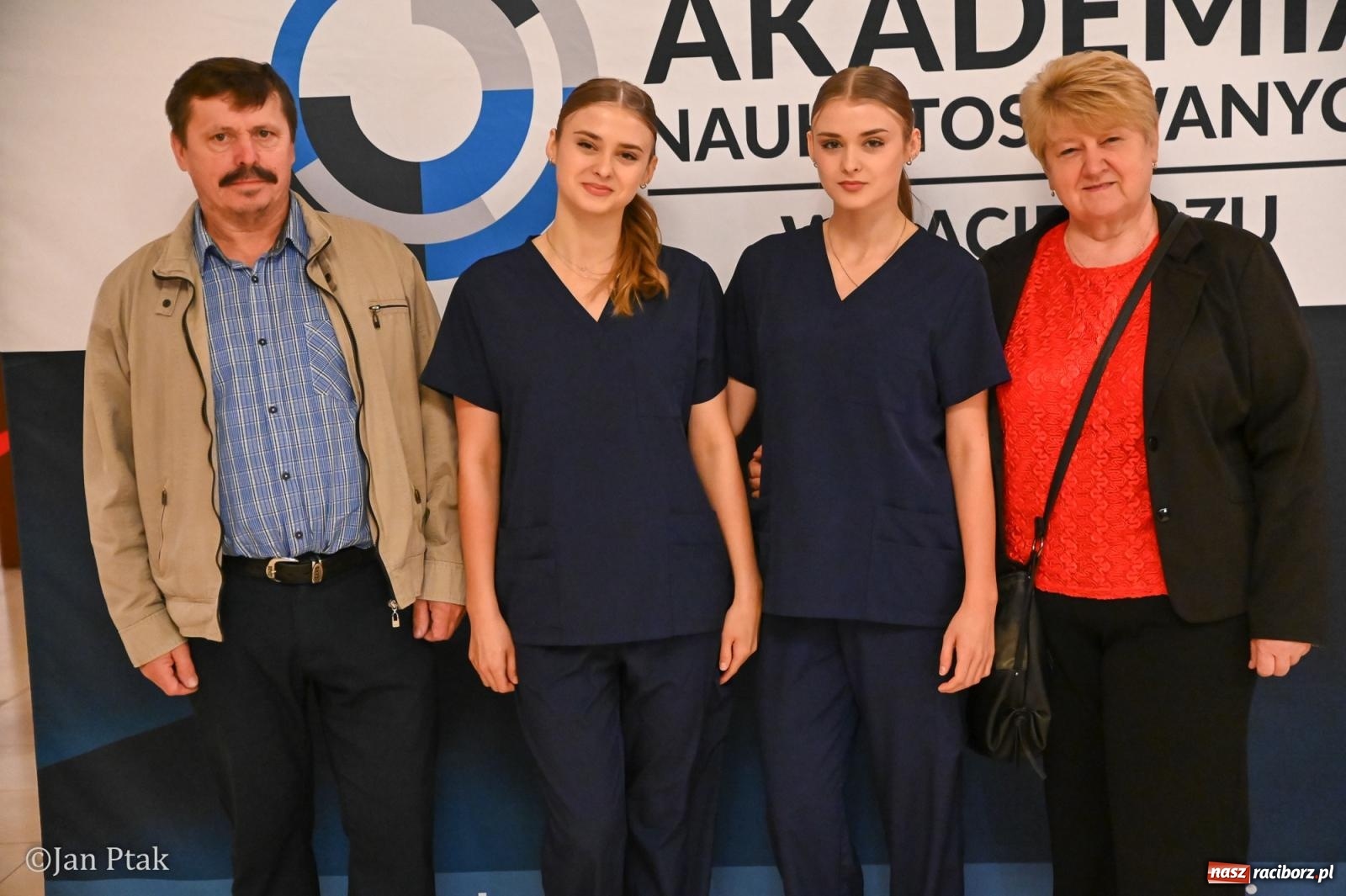 Zdjęcie w galerii na portalu naszraciborz.pl: Czepkowanie studentów pielęgniarstwa w Raciborzu. Symboliczny początek zawodowej drogi [FOTO i WIDEO] wiadomości z regionu