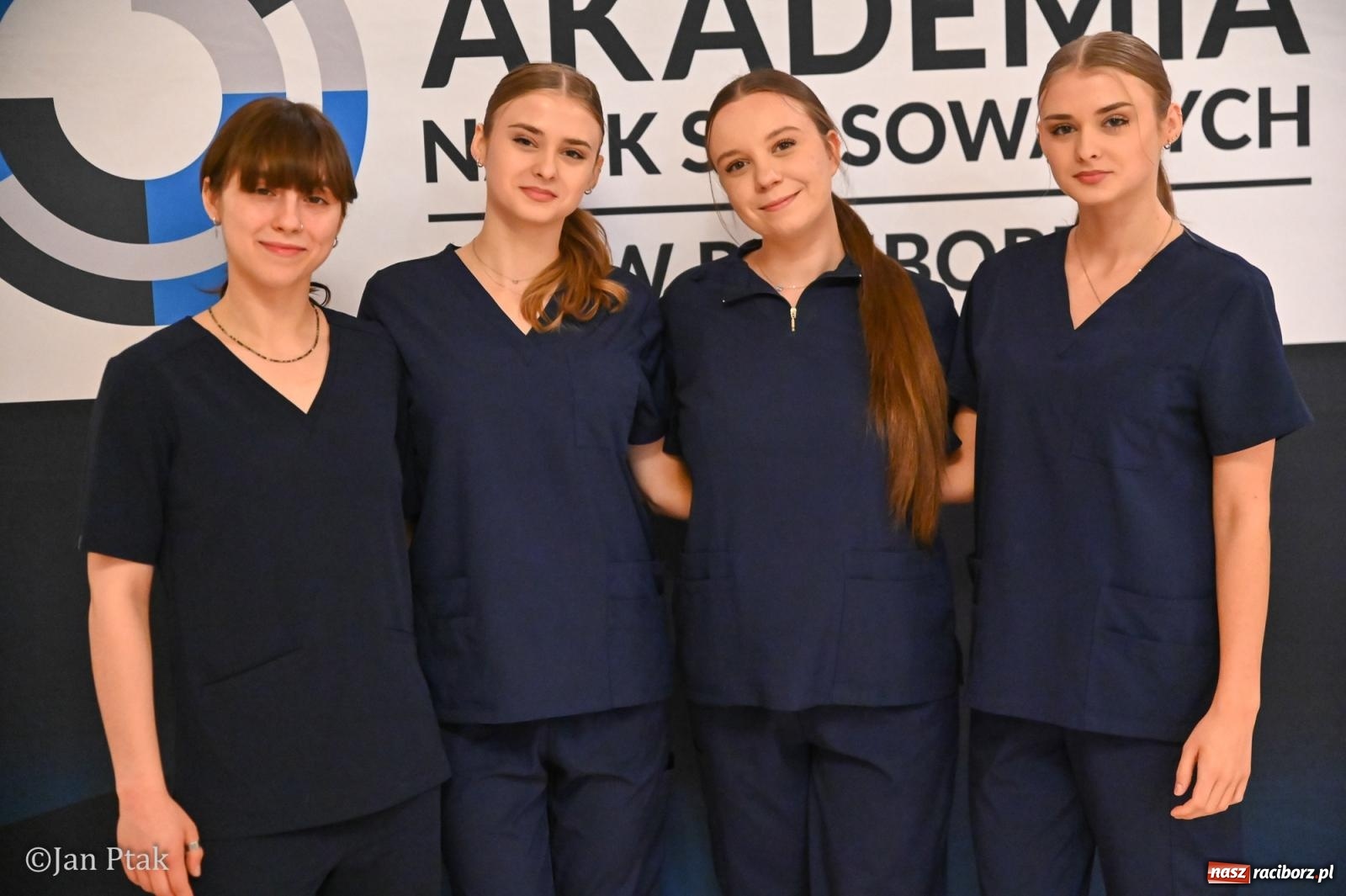 Zdjęcie w galerii na portalu naszraciborz.pl: Czepkowanie studentów pielęgniarstwa w Raciborzu. Symboliczny początek zawodowej drogi [FOTO i WIDEO] wiadomości z regionu