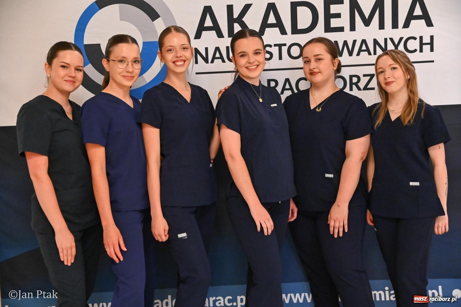 Zdjęcie w galerii na portalu naszraciborz.pl: Czepkowanie studentów pielęgniarstwa w Raciborzu. Symboliczny początek zawodowej drogi [FOTO i WIDEO] wiadomości z regionu