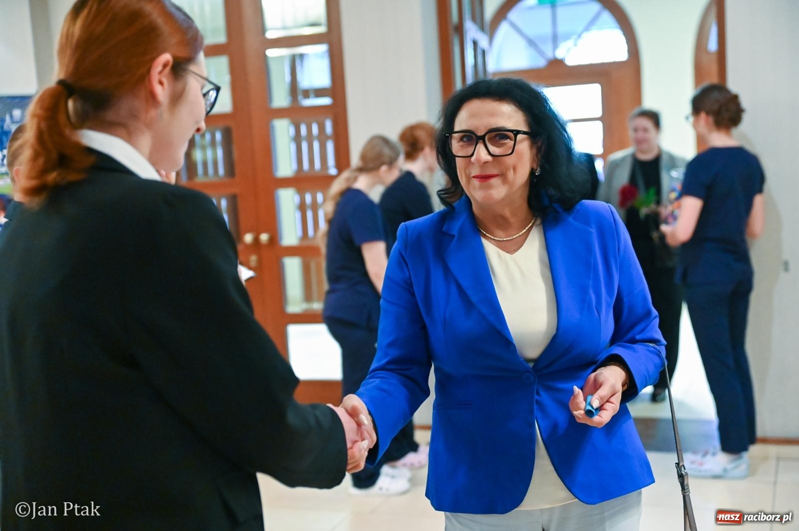 Zdjęcie w galerii na portalu naszraciborz.pl: Czepkowanie studentów pielęgniarstwa w Raciborzu. Symboliczny początek zawodowej drogi [FOTO i WIDEO] wiadomości z regionu