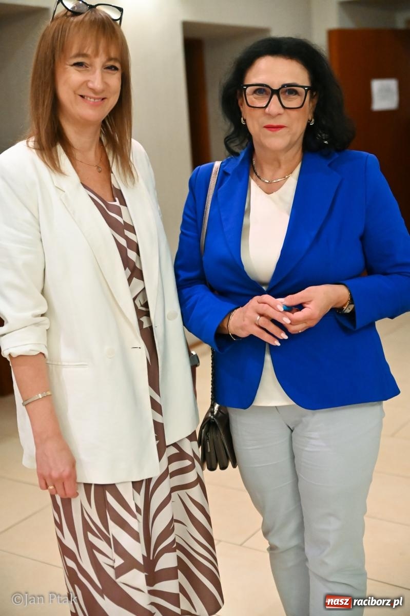 Zdjęcie w galerii na portalu naszraciborz.pl: Czepkowanie studentów pielęgniarstwa w Raciborzu. Symboliczny początek zawodowej drogi [FOTO i WIDEO] wiadomości z regionu