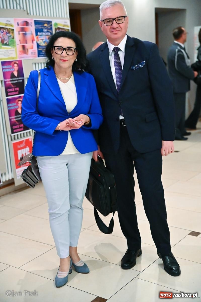 Zdjęcie w galerii na portalu naszraciborz.pl: Czepkowanie studentów pielęgniarstwa w Raciborzu. Symboliczny początek zawodowej drogi [FOTO i WIDEO] wiadomości z regionu