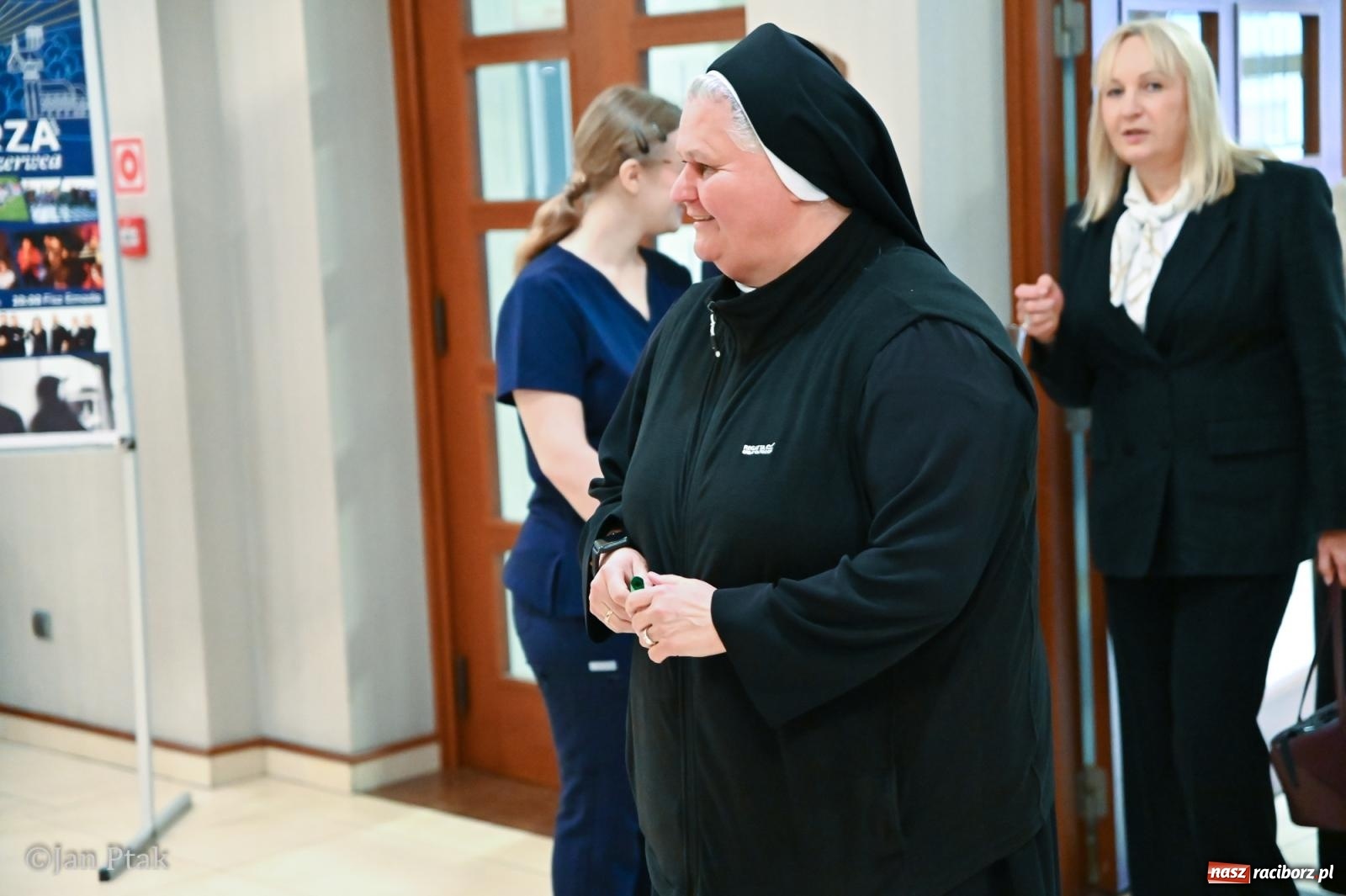 Zdjęcie w galerii na portalu naszraciborz.pl: Czepkowanie studentów pielęgniarstwa w Raciborzu. Symboliczny początek zawodowej drogi [FOTO i WIDEO] wiadomości z regionu