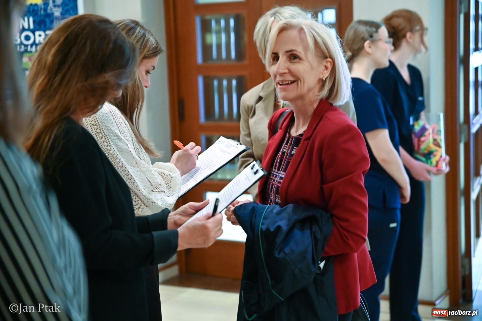 Zdjęcie w galerii na portalu naszraciborz.pl: Czepkowanie studentów pielęgniarstwa w Raciborzu. Symboliczny początek zawodowej drogi [FOTO i WIDEO] wiadomości z regionu