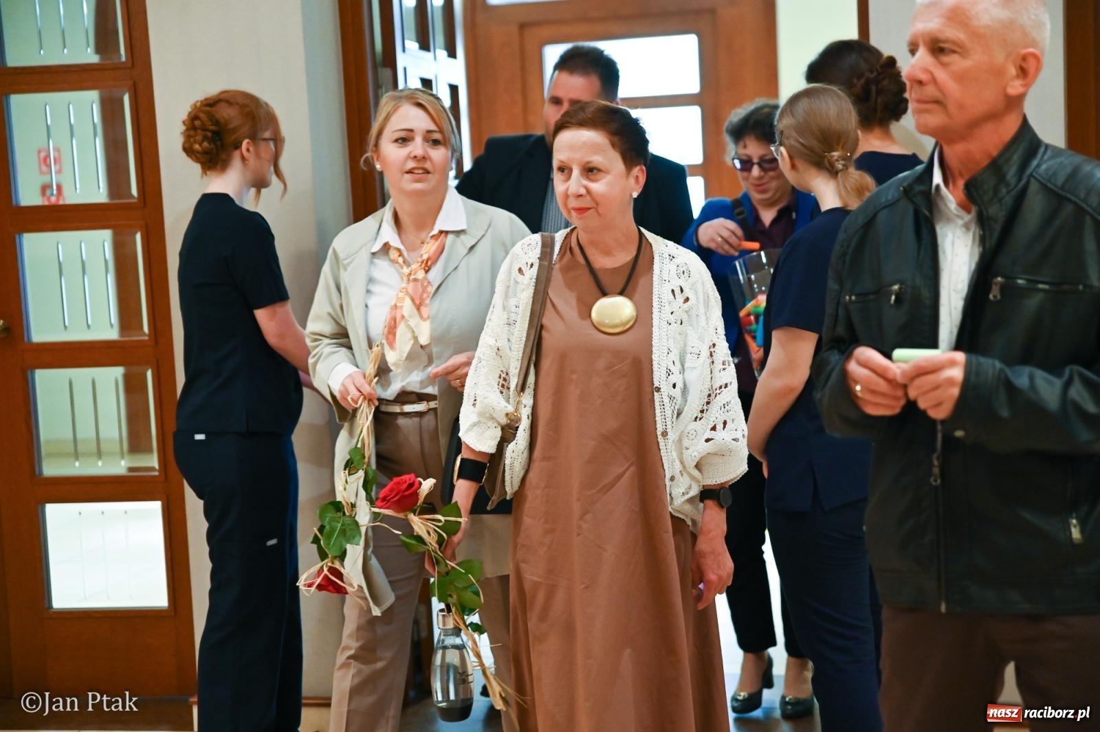 Zdjęcie w galerii na portalu naszraciborz.pl: Czepkowanie studentów pielęgniarstwa w Raciborzu. Symboliczny początek zawodowej drogi [FOTO i WIDEO] wiadomości z regionu