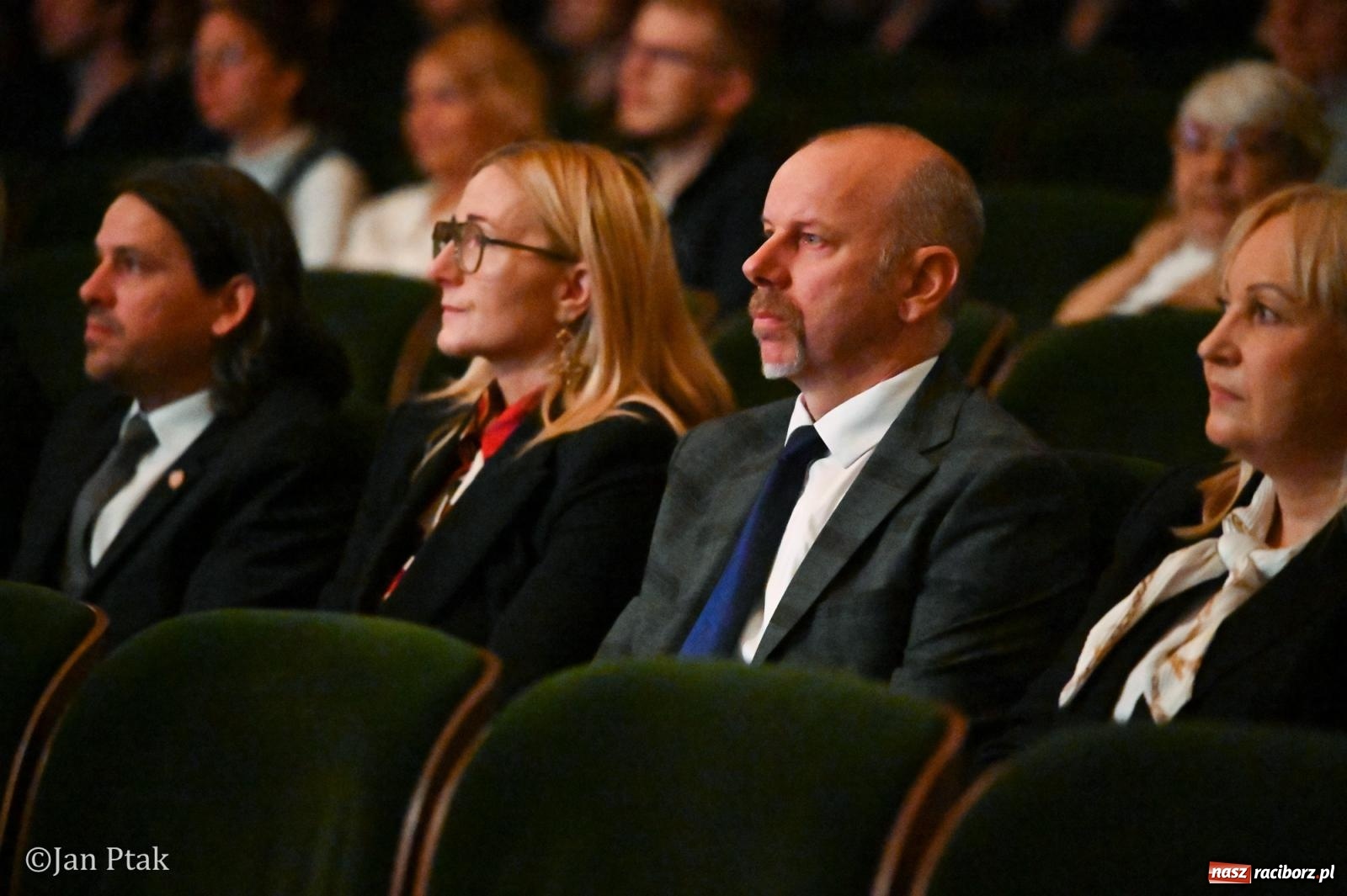 Zdjęcie w galerii na portalu naszraciborz.pl: Czepkowanie studentów pielęgniarstwa w Raciborzu. Symboliczny początek zawodowej drogi [FOTO i WIDEO] wiadomości z regionu
