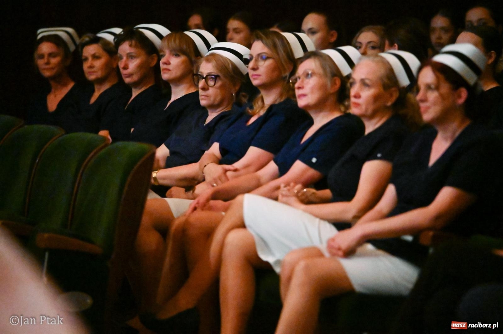 Zdjęcie w galerii na portalu naszraciborz.pl: Czepkowanie studentów pielęgniarstwa w Raciborzu. Symboliczny początek zawodowej drogi [FOTO i WIDEO] wiadomości z regionu
