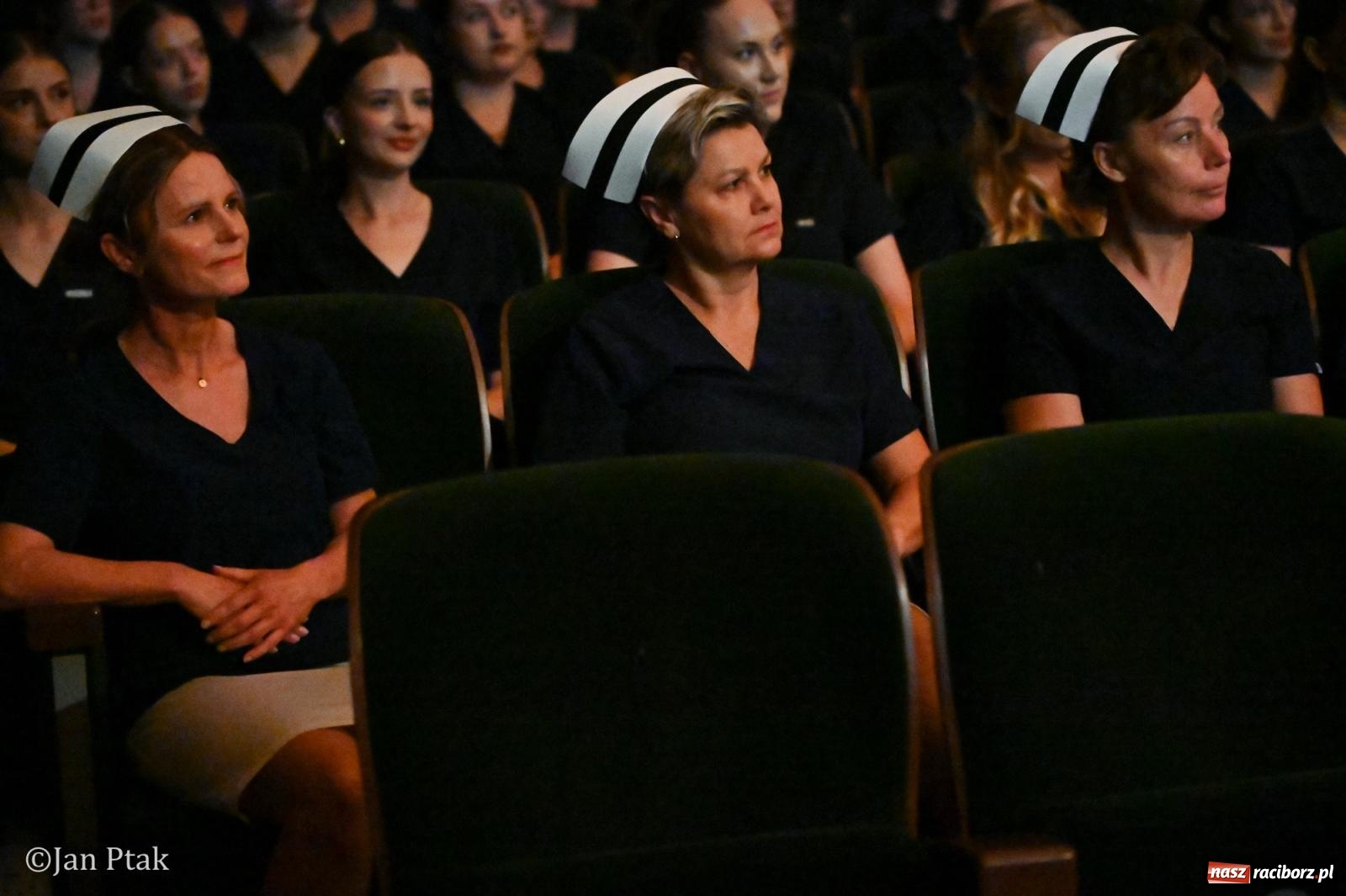 Zdjęcie w galerii na portalu naszraciborz.pl: Czepkowanie studentów pielęgniarstwa w Raciborzu. Symboliczny początek zawodowej drogi [FOTO i WIDEO] wiadomości z regionu
