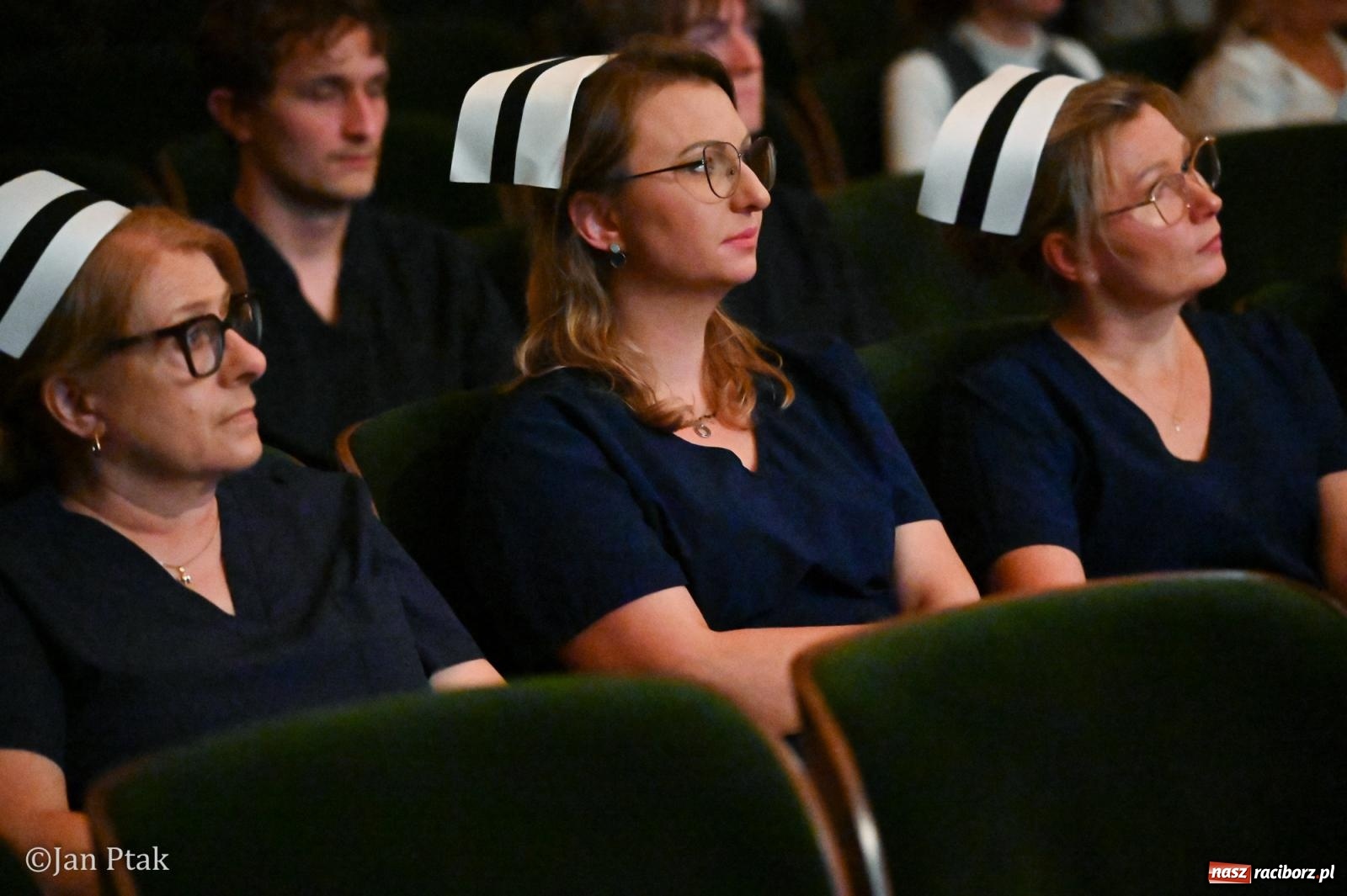 Zdjęcie w galerii na portalu naszraciborz.pl: Czepkowanie studentów pielęgniarstwa w Raciborzu. Symboliczny początek zawodowej drogi [FOTO i WIDEO] wiadomości z regionu