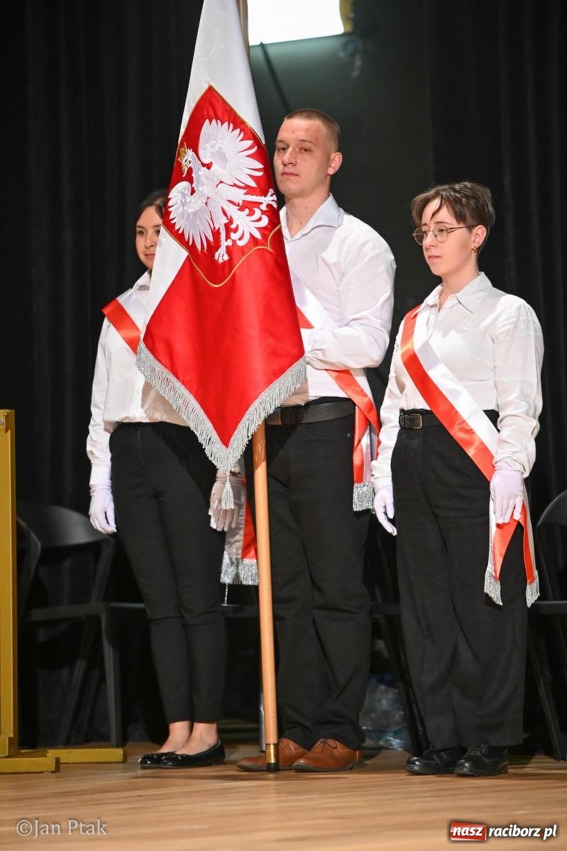 Zdjęcie w galerii na portalu naszraciborz.pl: Czepkowanie studentów pielęgniarstwa w Raciborzu. Symboliczny początek zawodowej drogi [FOTO i WIDEO] wiadomości z regionu