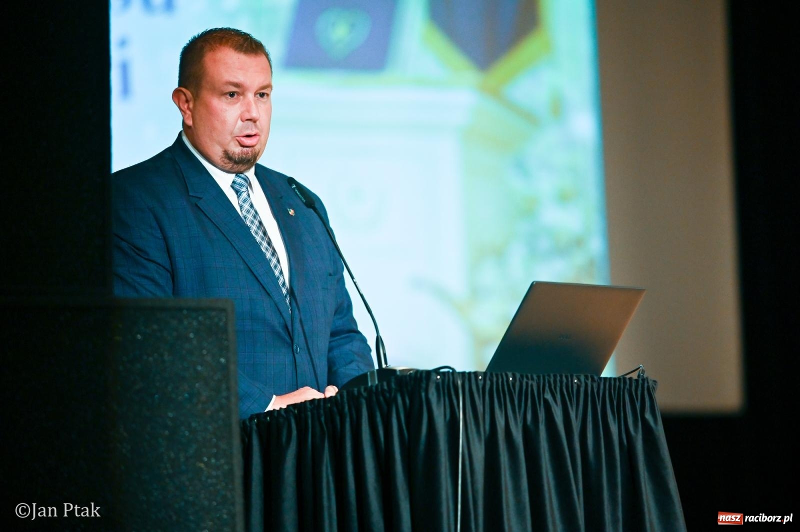 Zdjęcie w galerii na portalu naszraciborz.pl: Czepkowanie studentów pielęgniarstwa w Raciborzu. Symboliczny początek zawodowej drogi [FOTO i WIDEO] wiadomości z regionu