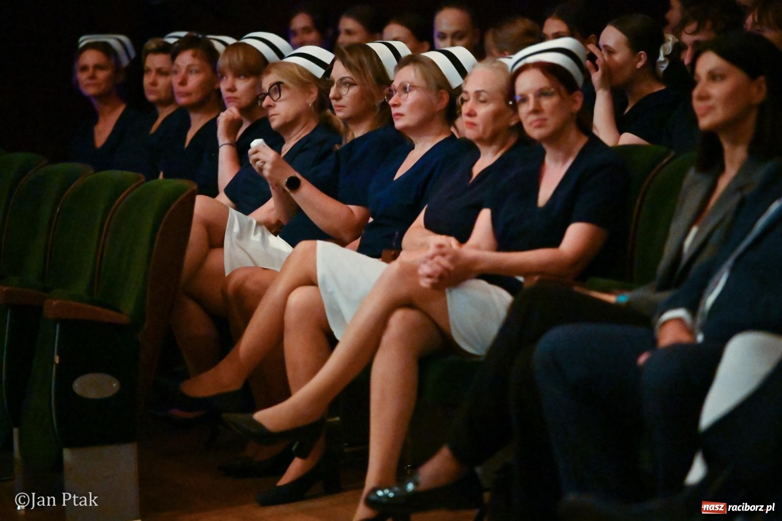 Zdjęcie w galerii na portalu naszraciborz.pl: Czepkowanie studentów pielęgniarstwa w Raciborzu. Symboliczny początek zawodowej drogi [FOTO i WIDEO] wiadomości z regionu