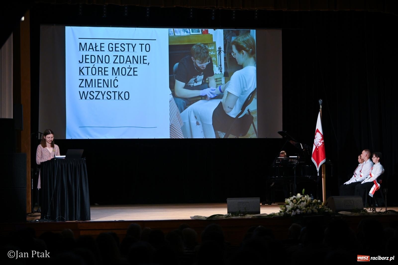 Zdjęcie w galerii na portalu naszraciborz.pl: Czepkowanie studentów pielęgniarstwa w Raciborzu. Symboliczny początek zawodowej drogi [FOTO i WIDEO] wiadomości z regionu