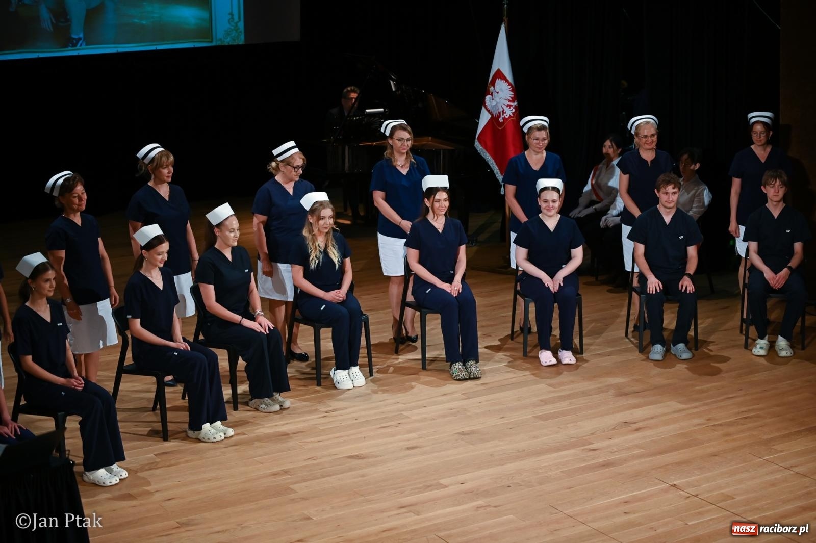 Zdjęcie w galerii na portalu naszraciborz.pl: Czepkowanie studentów pielęgniarstwa w Raciborzu. Symboliczny początek zawodowej drogi [FOTO i WIDEO] wiadomości z regionu