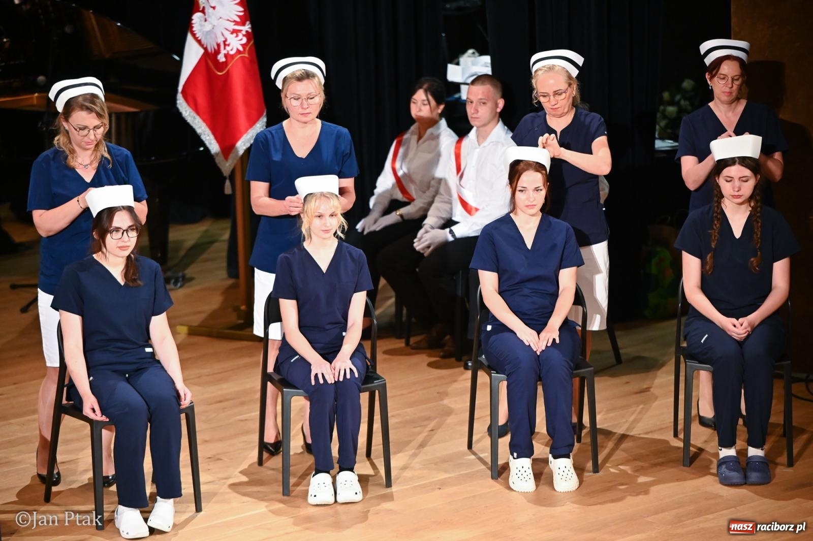 Zdjęcie w galerii na portalu naszraciborz.pl: Czepkowanie studentów pielęgniarstwa w Raciborzu. Symboliczny początek zawodowej drogi [FOTO i WIDEO] wiadomości z regionu