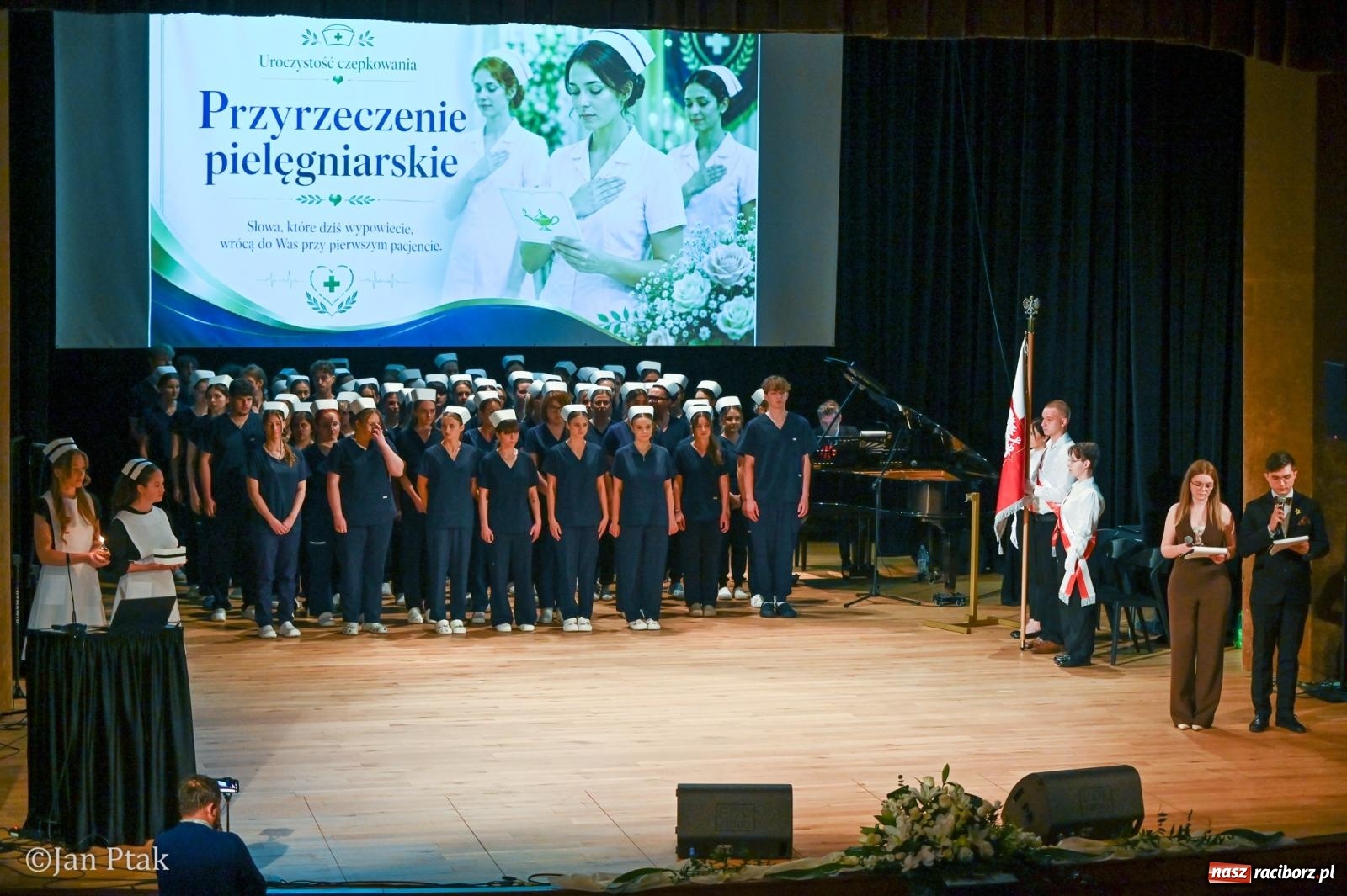 Zdjęcie w galerii na portalu naszraciborz.pl: Czepkowanie studentów pielęgniarstwa w Raciborzu. Symboliczny początek zawodowej drogi [FOTO i WIDEO] wiadomości z regionu