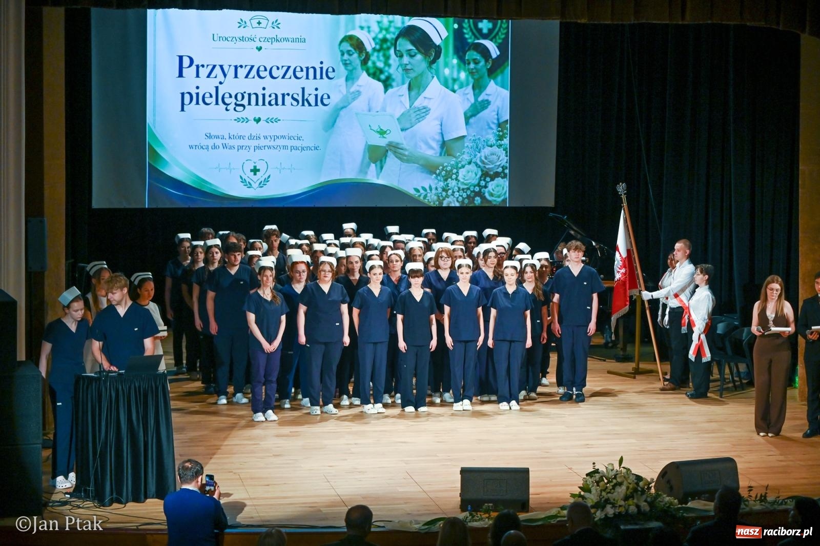 Zdjęcie w galerii na portalu naszraciborz.pl: Czepkowanie studentów pielęgniarstwa w Raciborzu. Symboliczny początek zawodowej drogi [FOTO i WIDEO] wiadomości z regionu