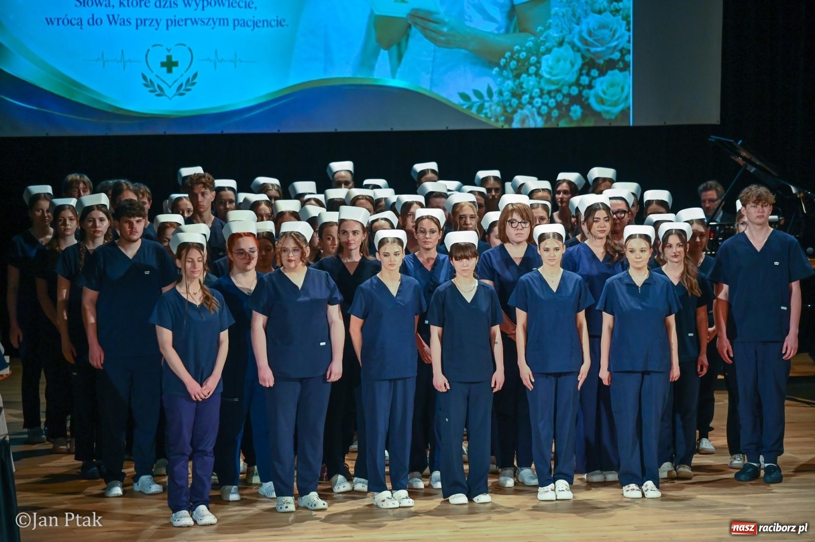Zdjęcie w galerii na portalu naszraciborz.pl: Czepkowanie studentów pielęgniarstwa w Raciborzu. Symboliczny początek zawodowej drogi [FOTO i WIDEO] wiadomości z regionu