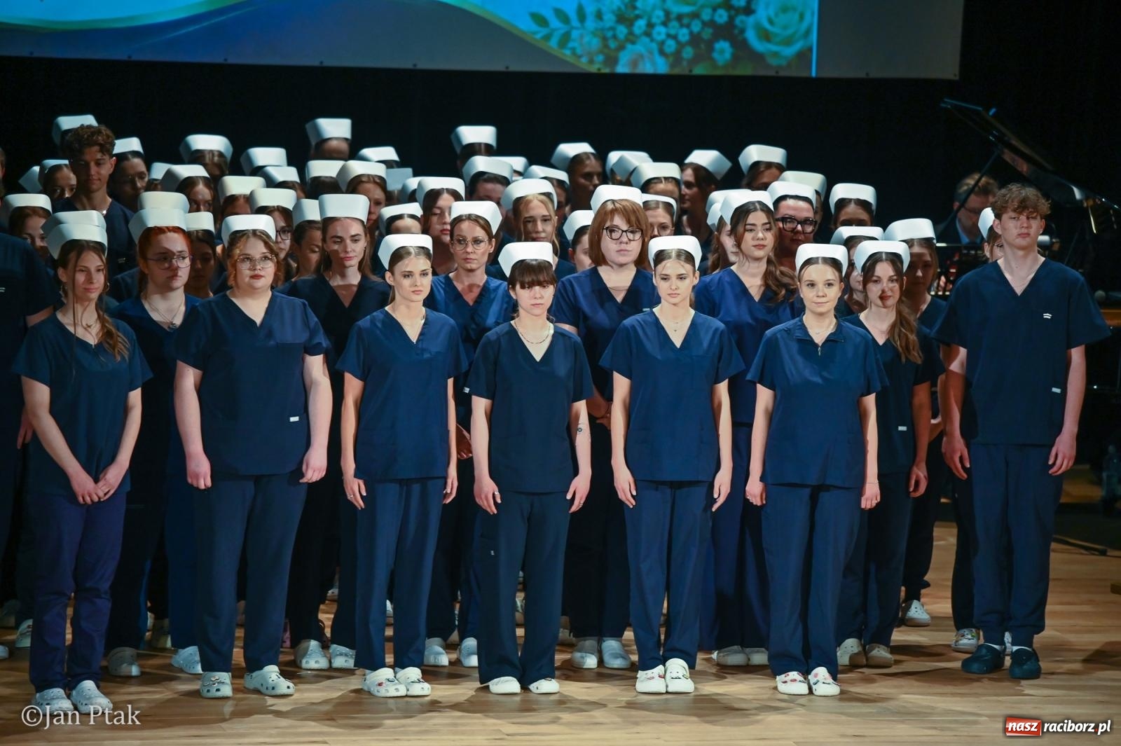 Zdjęcie w galerii na portalu naszraciborz.pl: Czepkowanie studentów pielęgniarstwa w Raciborzu. Symboliczny początek zawodowej drogi [FOTO i WIDEO] wiadomości z regionu