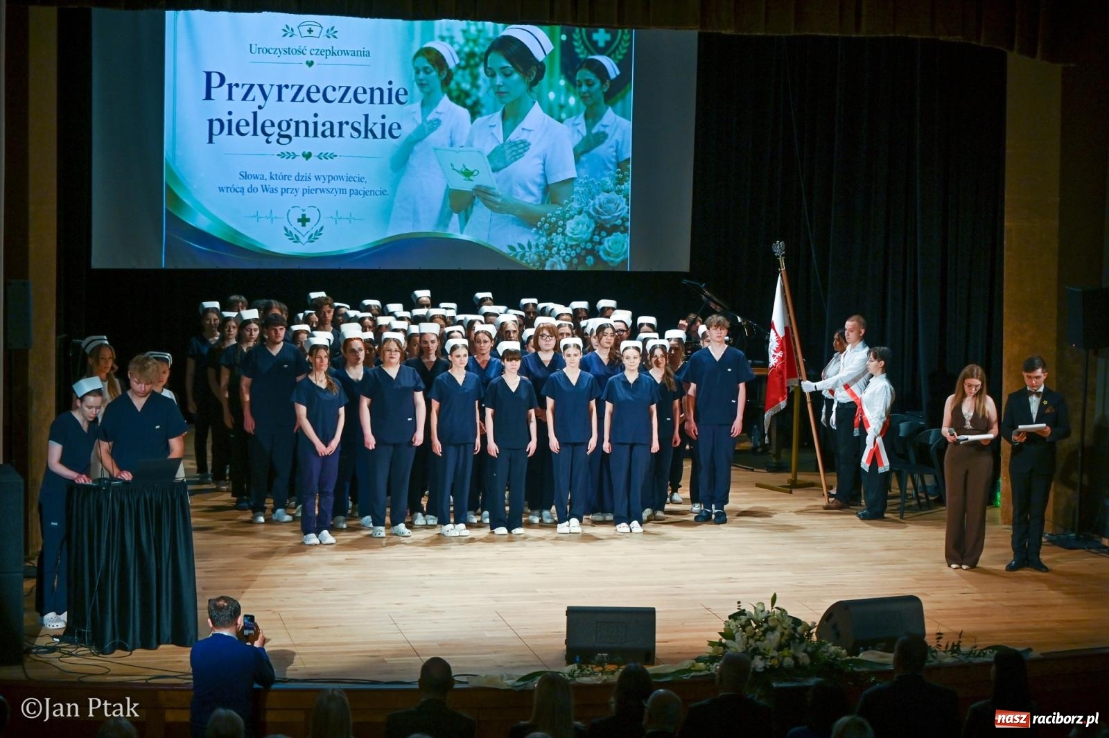 Zdjęcie w galerii na portalu naszraciborz.pl: Czepkowanie studentów pielęgniarstwa w Raciborzu. Symboliczny początek zawodowej drogi [FOTO i WIDEO] wiadomości z regionu