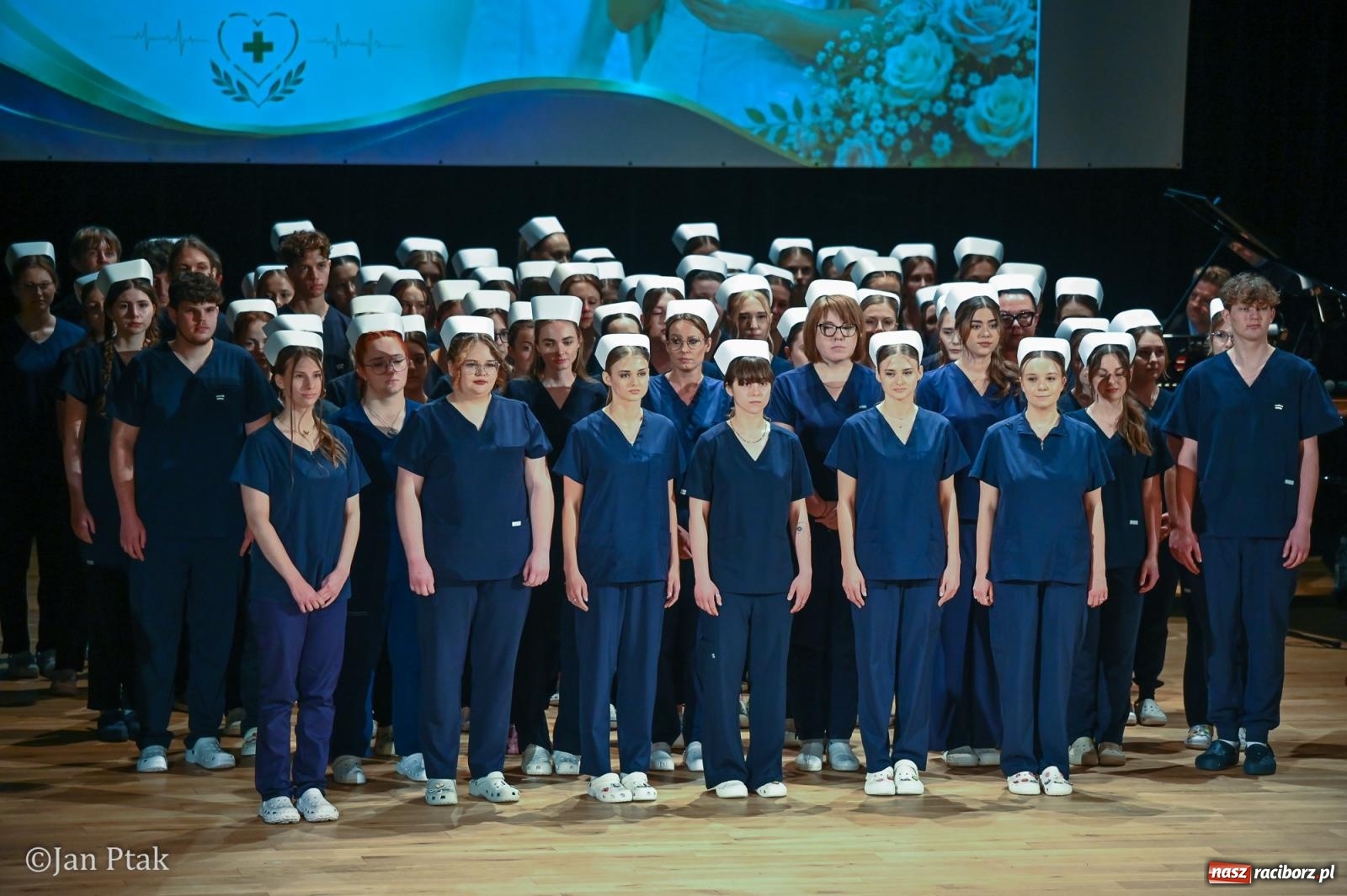 Zdjęcie w galerii na portalu naszraciborz.pl: Czepkowanie studentów pielęgniarstwa w Raciborzu. Symboliczny początek zawodowej drogi [FOTO i WIDEO] wiadomości z regionu