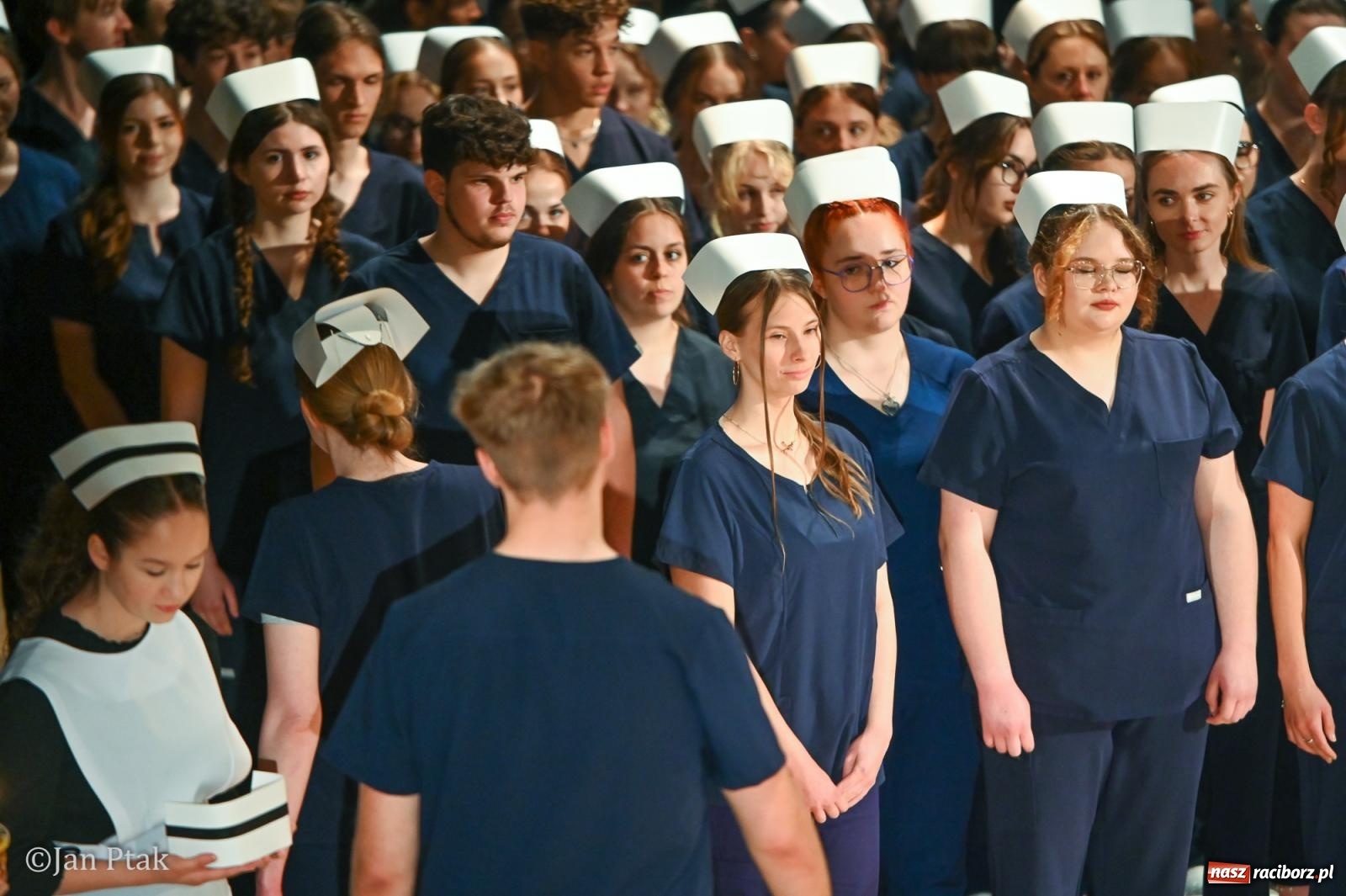 Zdjęcie w galerii na portalu naszraciborz.pl: Czepkowanie studentów pielęgniarstwa w Raciborzu. Symboliczny początek zawodowej drogi [FOTO i WIDEO] wiadomości z regionu