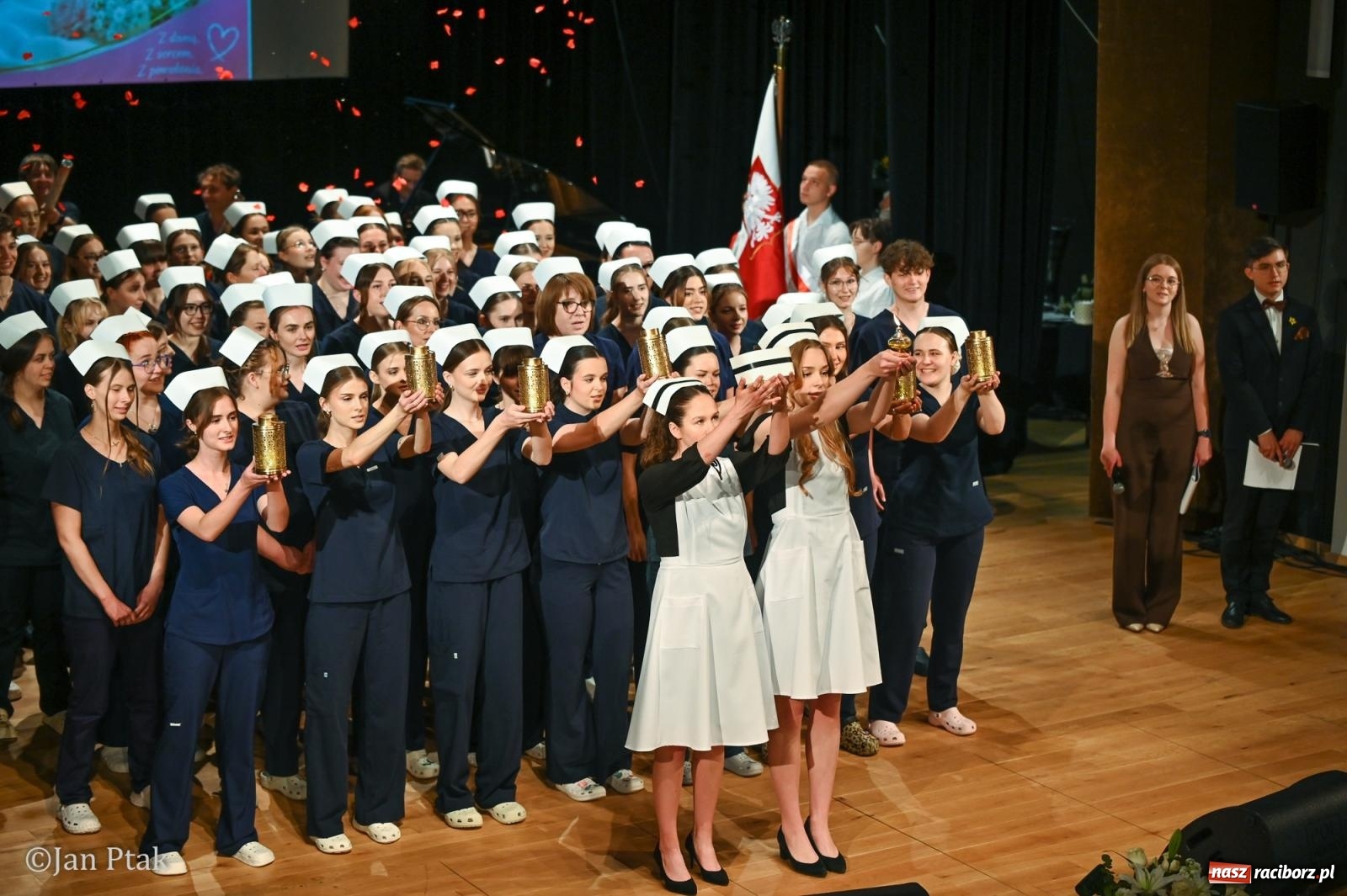 Zdjęcie w galerii na portalu naszraciborz.pl: Czepkowanie studentów pielęgniarstwa w Raciborzu. Symboliczny początek zawodowej drogi [FOTO i WIDEO] wiadomości z regionu