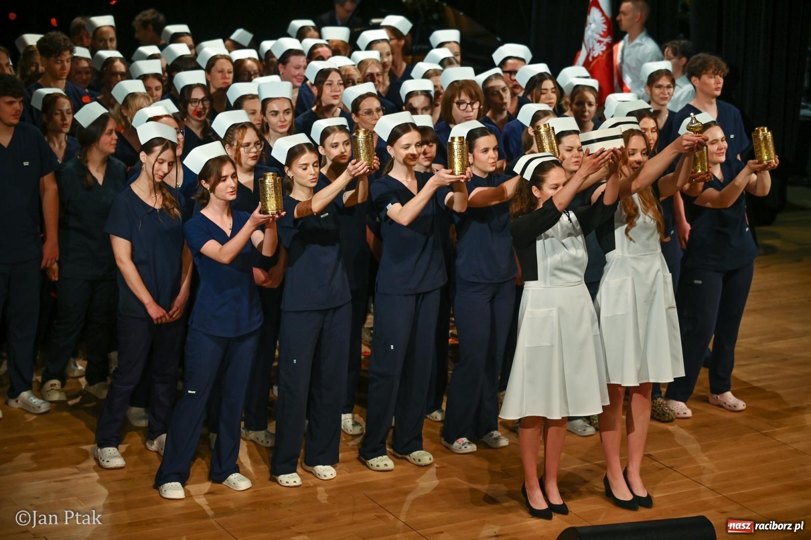 Zdjęcie w galerii na portalu naszraciborz.pl: Czepkowanie studentów pielęgniarstwa w Raciborzu. Symboliczny początek zawodowej drogi [FOTO i WIDEO] wiadomości z regionu