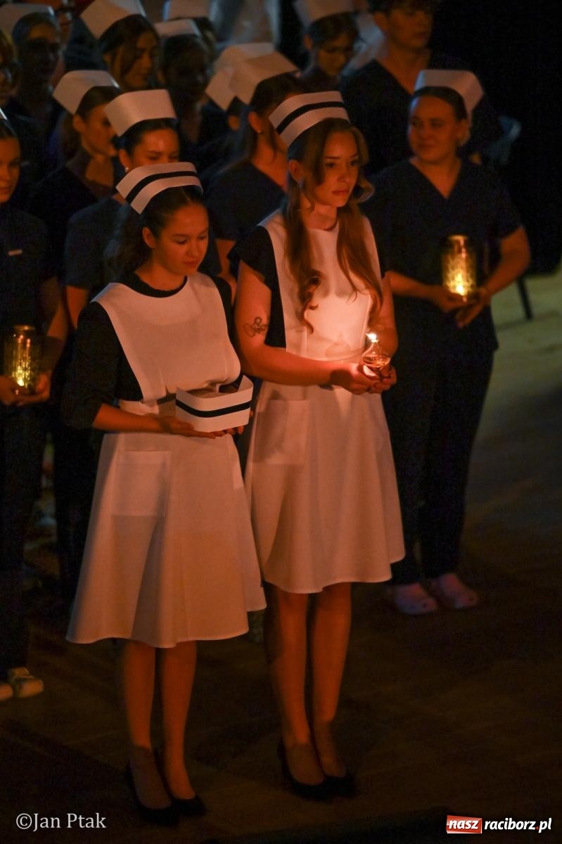 Zdjęcie w galerii na portalu naszraciborz.pl: Czepkowanie studentów pielęgniarstwa w Raciborzu. Symboliczny początek zawodowej drogi [FOTO i WIDEO] wiadomości z regionu