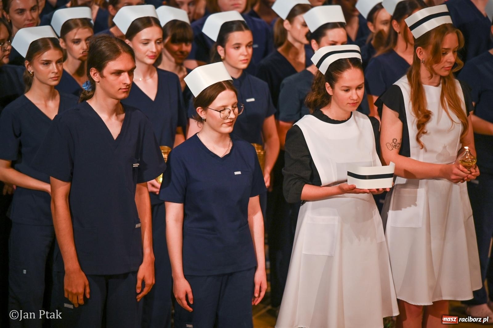 Zdjęcie w galerii na portalu naszraciborz.pl: Czepkowanie studentów pielęgniarstwa w Raciborzu. Symboliczny początek zawodowej drogi [FOTO i WIDEO] wiadomości z regionu