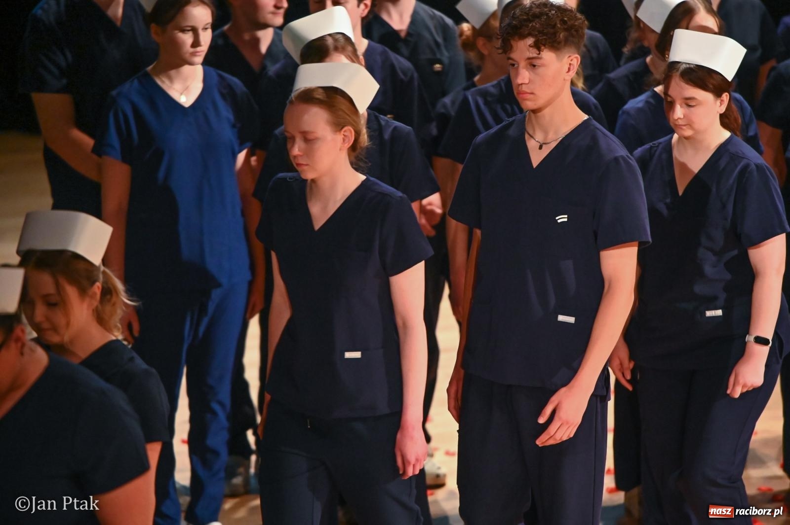 Zdjęcie w galerii na portalu naszraciborz.pl: Czepkowanie studentów pielęgniarstwa w Raciborzu. Symboliczny początek zawodowej drogi [FOTO i WIDEO] wiadomości z regionu