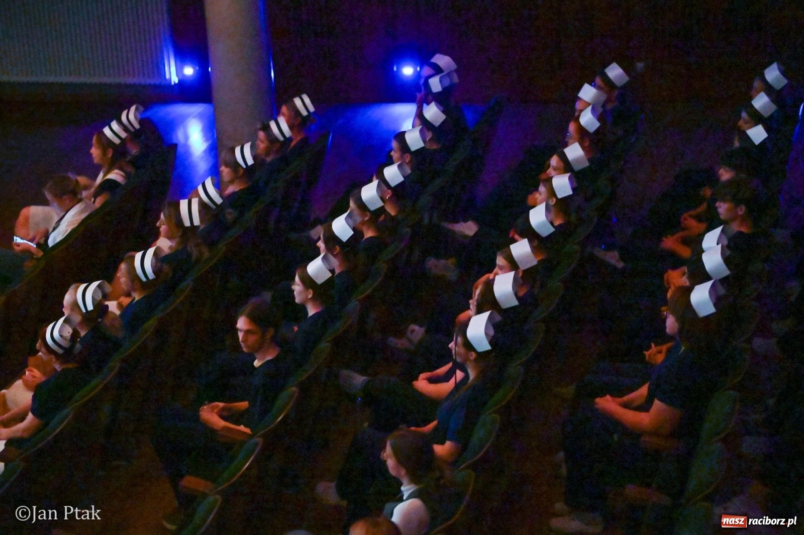 Zdjęcie w galerii na portalu naszraciborz.pl: Czepkowanie studentów pielęgniarstwa w Raciborzu. Symboliczny początek zawodowej drogi [FOTO i WIDEO] wiadomości z regionu
