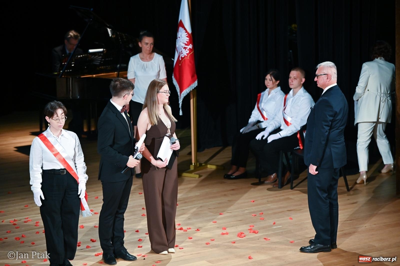 Zdjęcie w galerii na portalu naszraciborz.pl: Czepkowanie studentów pielęgniarstwa w Raciborzu. Symboliczny początek zawodowej drogi [FOTO i WIDEO] wiadomości z regionu