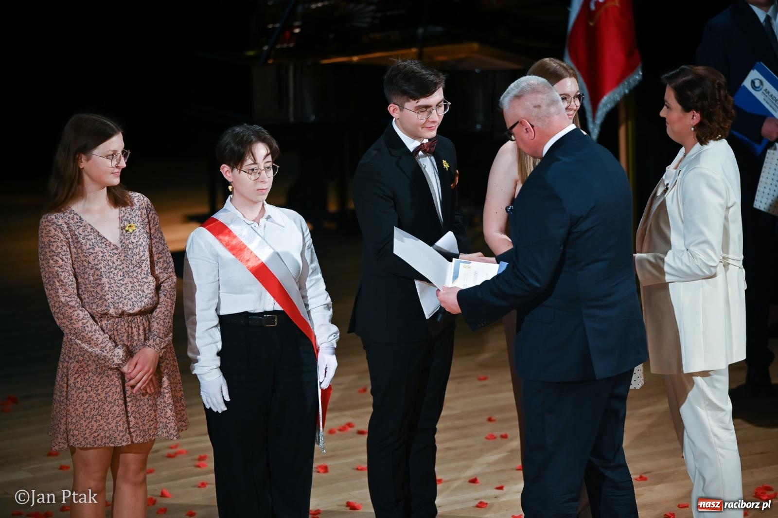 Zdjęcie w galerii na portalu naszraciborz.pl: Czepkowanie studentów pielęgniarstwa w Raciborzu. Symboliczny początek zawodowej drogi [FOTO i WIDEO] wiadomości z regionu