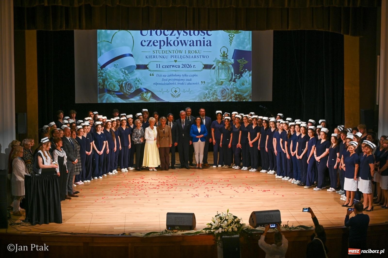 Zdjęcie w galerii na portalu naszraciborz.pl: Czepkowanie studentów pielęgniarstwa w Raciborzu. Symboliczny początek zawodowej drogi [FOTO i WIDEO] wiadomości z regionu