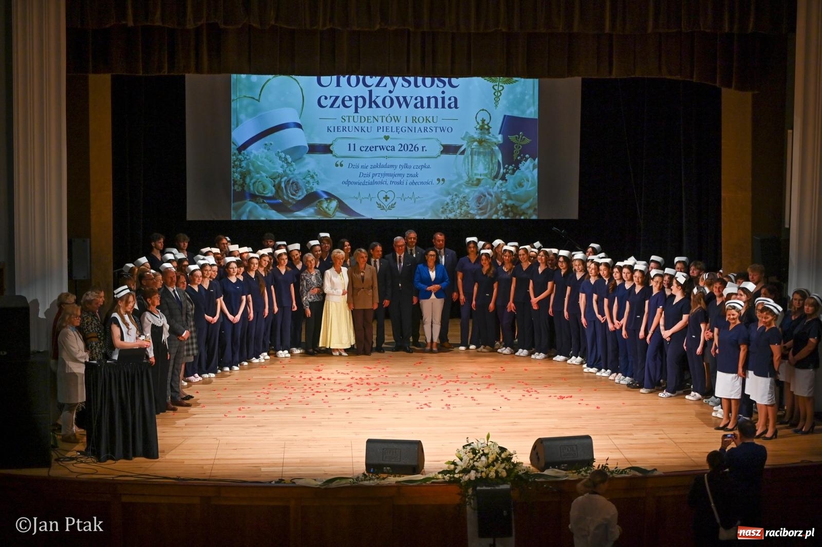 Zdjęcie w galerii na portalu naszraciborz.pl: Czepkowanie studentów pielęgniarstwa w Raciborzu. Symboliczny początek zawodowej drogi [FOTO i WIDEO] wiadomości z regionu
