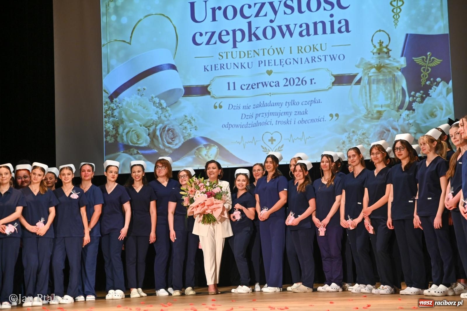 Zdjęcie w galerii na portalu naszraciborz.pl: Czepkowanie studentów pielęgniarstwa w Raciborzu. Symboliczny początek zawodowej drogi [FOTO i WIDEO] wiadomości z regionu