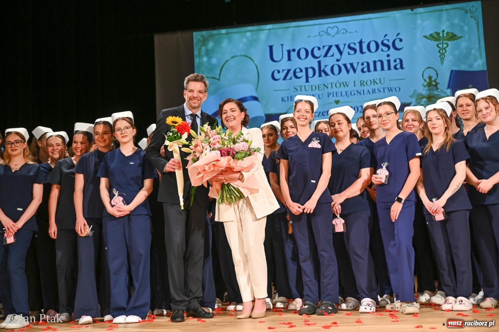 Zdjęcie w galerii na portalu naszraciborz.pl: Czepkowanie studentów pielęgniarstwa w Raciborzu. Symboliczny początek zawodowej drogi [FOTO i WIDEO] wiadomości z regionu