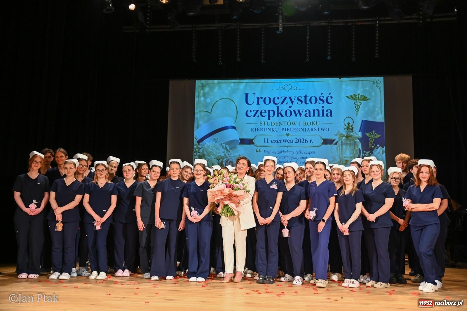 Zdjęcie w galerii na portalu naszraciborz.pl: Czepkowanie studentów pielęgniarstwa w Raciborzu. Symboliczny początek zawodowej drogi [FOTO i WIDEO] wiadomości z regionu