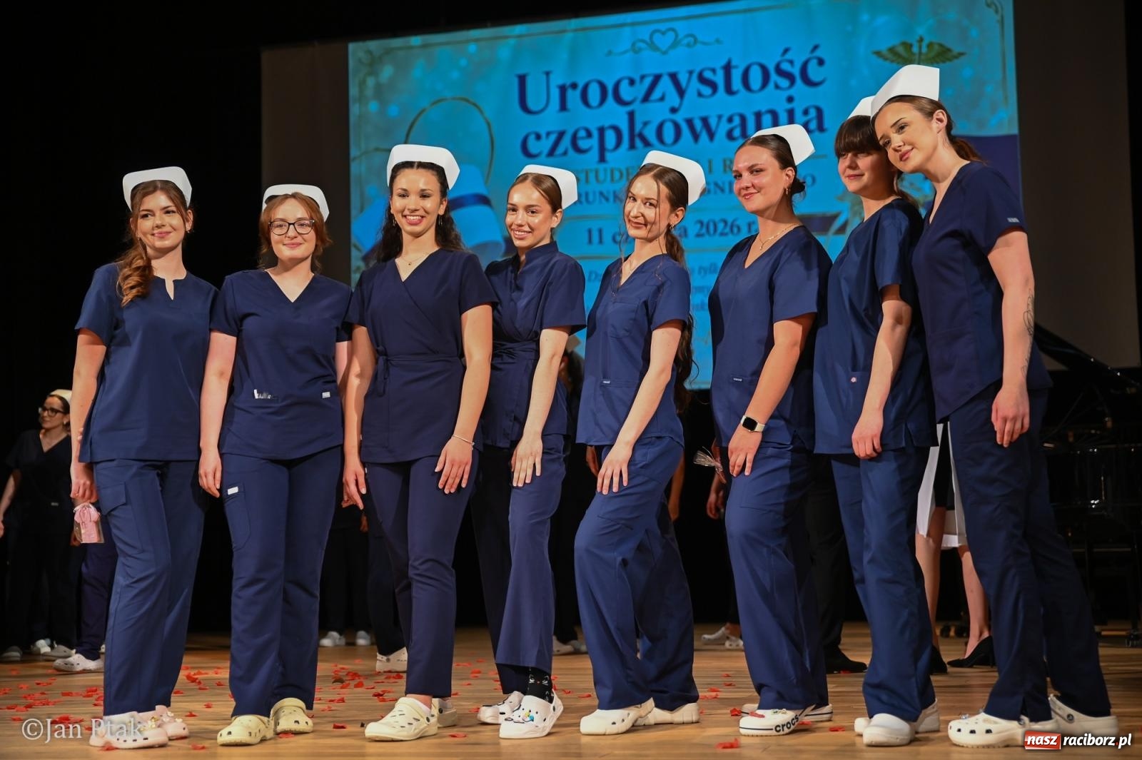 Zdjęcie w galerii na portalu naszraciborz.pl: Czepkowanie studentów pielęgniarstwa w Raciborzu. Symboliczny początek zawodowej drogi [FOTO i WIDEO] wiadomości z regionu